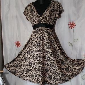 Roulette, size 6, figure flattering, dress